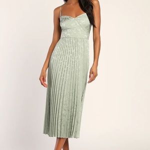 Size XS Regal Romance Sage Floral Jacquard Pleated Satin Midi Dress